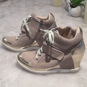 Tosca Blu Gold Metallic Wedge 6.5